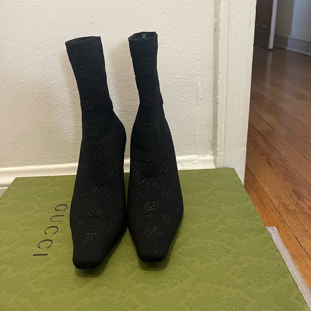 Gucci Elegant Black Heeled Boots - Picture 5 of 6